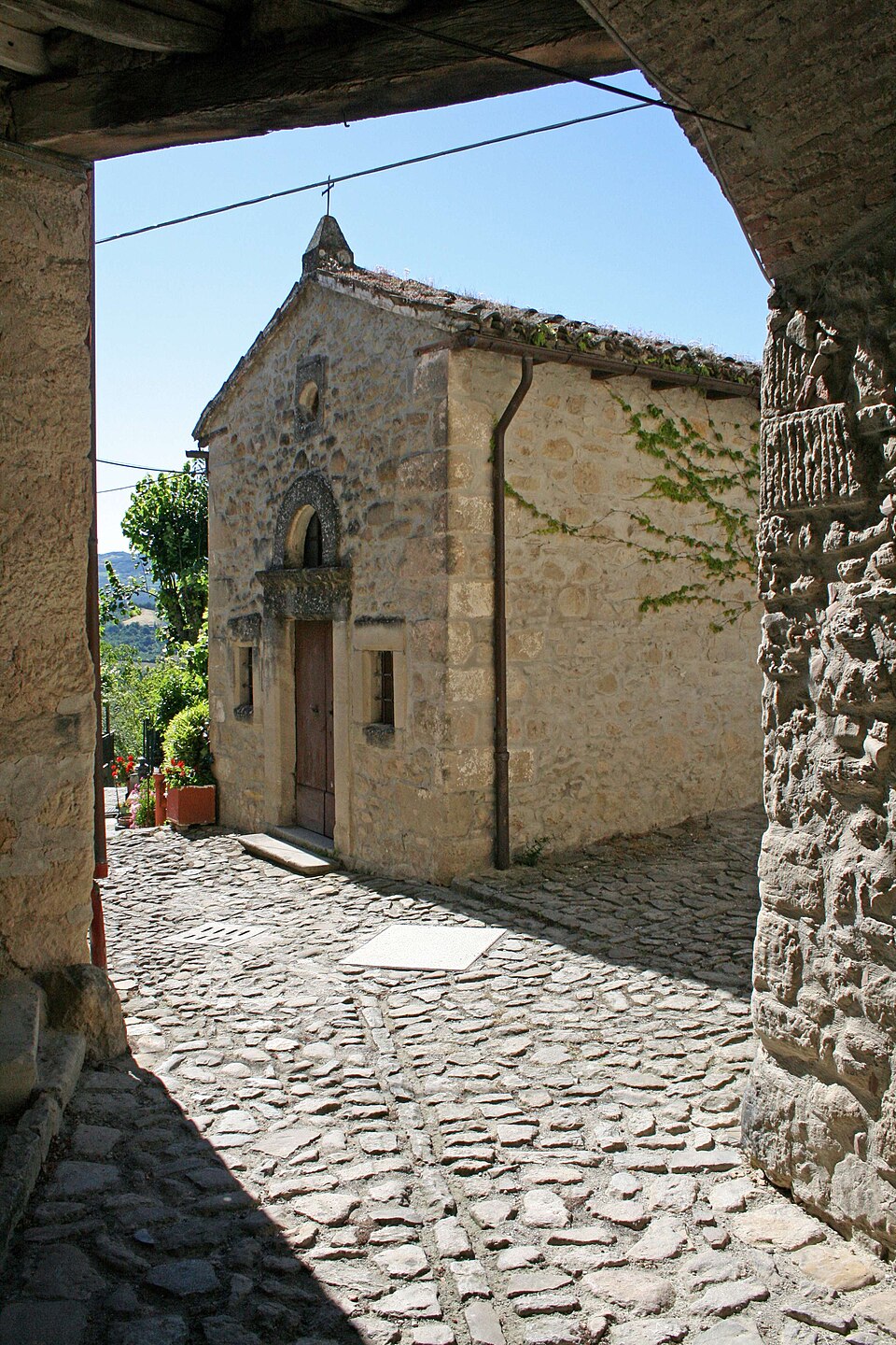 Il borgo La Scola di Vimignano: nell&rsquo;estimo del 1235 l&rsquo;unico edificio della zona è detto Sculcula, &laquo;piccolo posto di guardia&raquo;. Foto: Wikimedia Commons