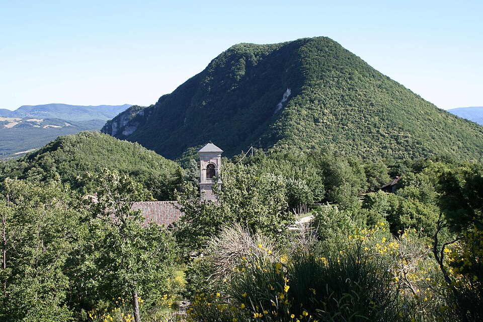 Il campanile di S. Maria di Montovolo e, sullo sfondo, il Monte Vigese: sul monte si concentrano i culti di tradizione greco-orientale. Foto: Wikimedia Commons