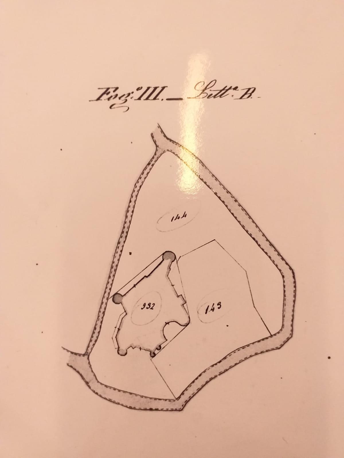 Catasto Gregoriano, Fog. III &ndash; Lett. B (c. 1835): planimetria della rocca di Savignano sul promontorio alla confluenza Limentra-Reno, rilevata prima della costruzione della Rocchetta Mattei (1850). La particella 932 è il corpo principale della fortezza medievale con i torrioni circolari ancora leggibili agli angoli. Il fatto che la rocca fosse ancora distinguibile circa quindici anni prima dell&rsquo;intervento di Mattei conferma che una struttura vera e propria esisteva fino alla distruzione del 1293 e oltre. Fonte: Archivio di Stato di Bologna, Catasto Gregoriano.