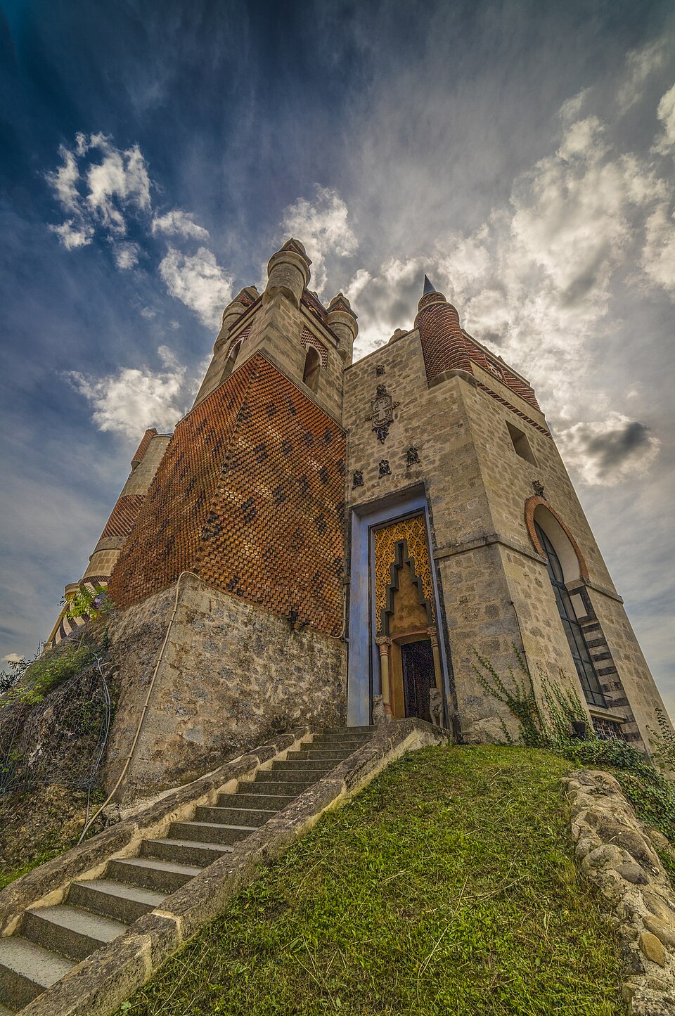 La Rocchetta Mattei sullo sperone della rocca di Savignano, alla confluenza fra Limentra e Reno: il castello ottocentesco sorge dove la tradizione colloca presidi bizantini, matildici e imperiali. Foto: Wikimedia Commons