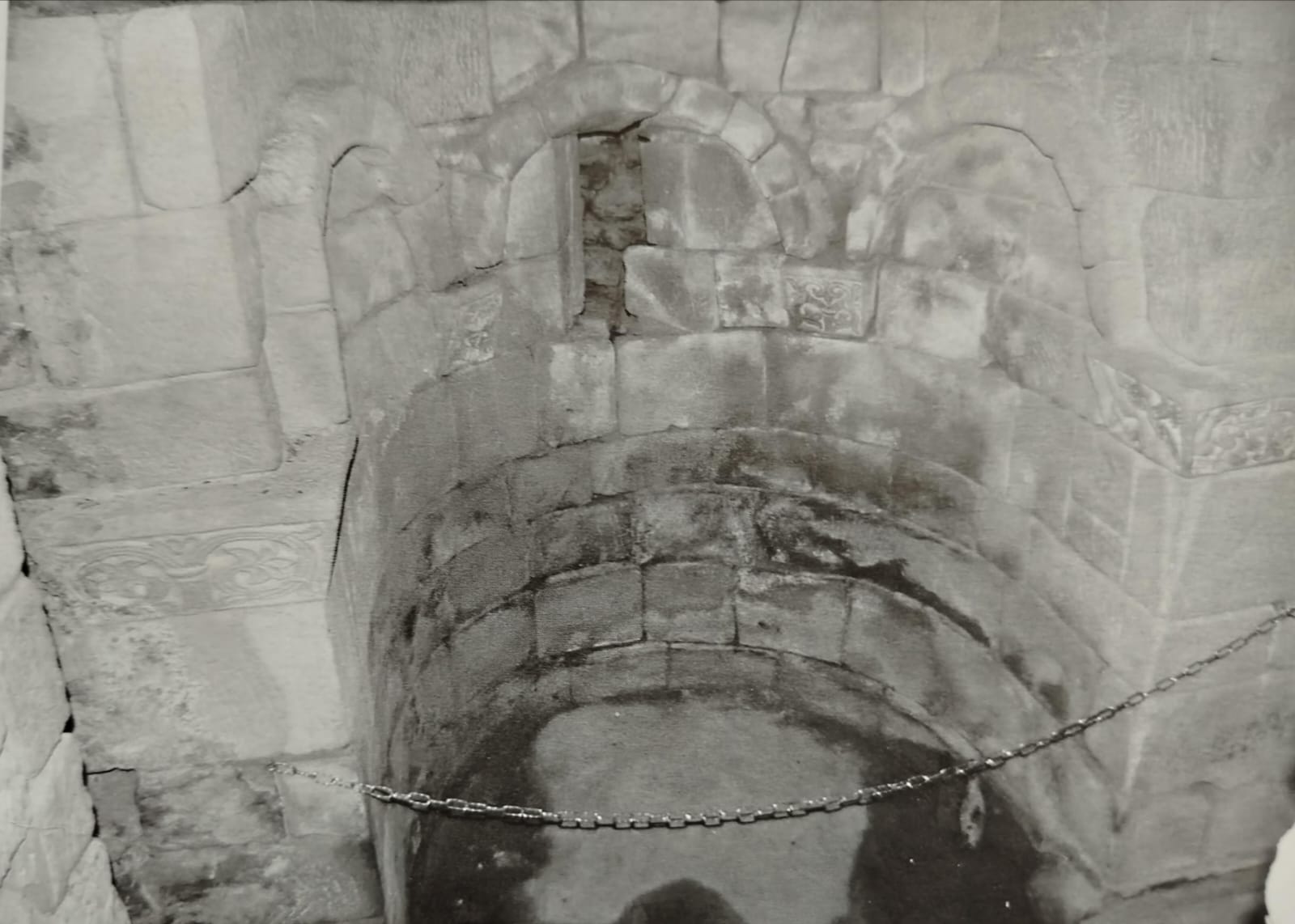 Scavi eseguiti dall&rsquo;archeologo dr. Tiziano Trocchi sotto il pavimento della cripta di Montovolo. È evidente l&rsquo;immediata presenza di roccia, che esclude la possibile presenza di altre antiche strutture sotto il pavimento della cripta.