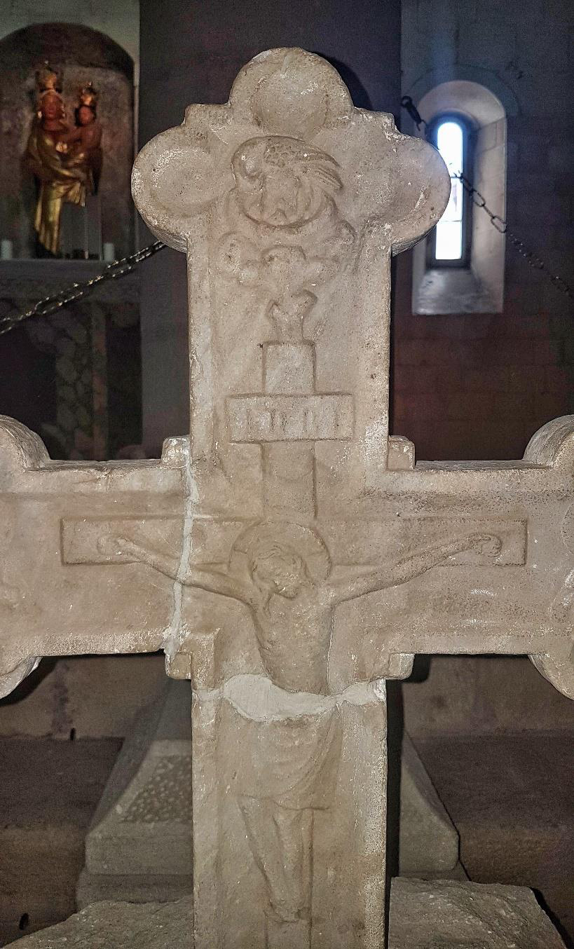 Il piccolo Crocifisso in macigno, recto &mdash; la copia collocata nella chiesa di Santa Maria di Montovolo (foto Roberto Neri, &laquo;Rob ricerche&raquo;, 2019)