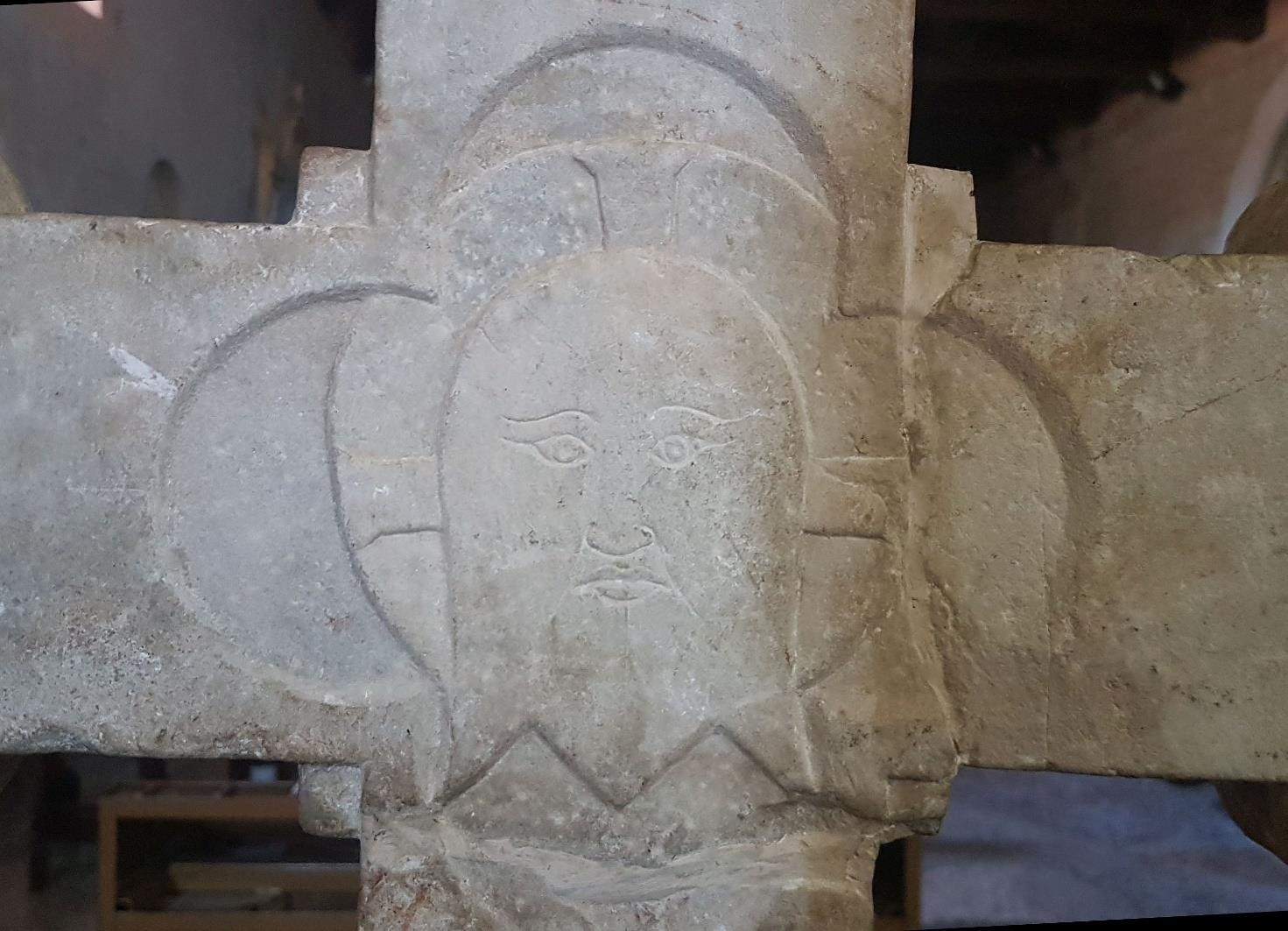 Il verso della croce originale: la testa di Cristo aureolata entro il motivo quadrilobato (foto Roberto Neri, &laquo;Rob ricerche&raquo;)