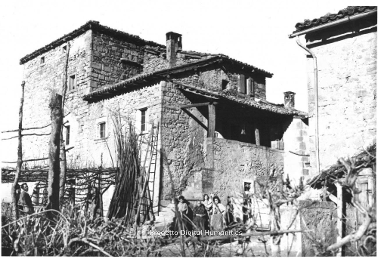 La Torre del Poggio a Vimignano, sopra Campolo, in una foto di Luigi Fantini (1945 circa): in origine una torre militare del crinale &mdash; con la Torrazza e La Scola &mdash; a controllo della valle del Reno, solo in seguito trasformata in abitazione. Foto: Luigi Fantini, Fondo Fantini &ndash; Digital Humanities, Fondazione Carisbo.