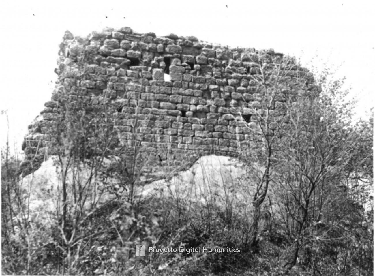 I ruderi della Torre Cavallina &mdash; la &laquo;Torrazza&raquo; sopra Campolo: il tratto di muro superstite, con le feritoie. Foto: Progetto Digital Humanities