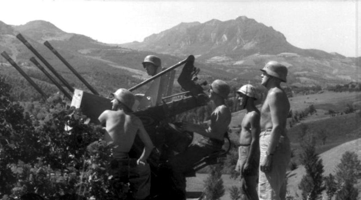 Soldati tedeschi con cannone antiaereo sull'Appennino