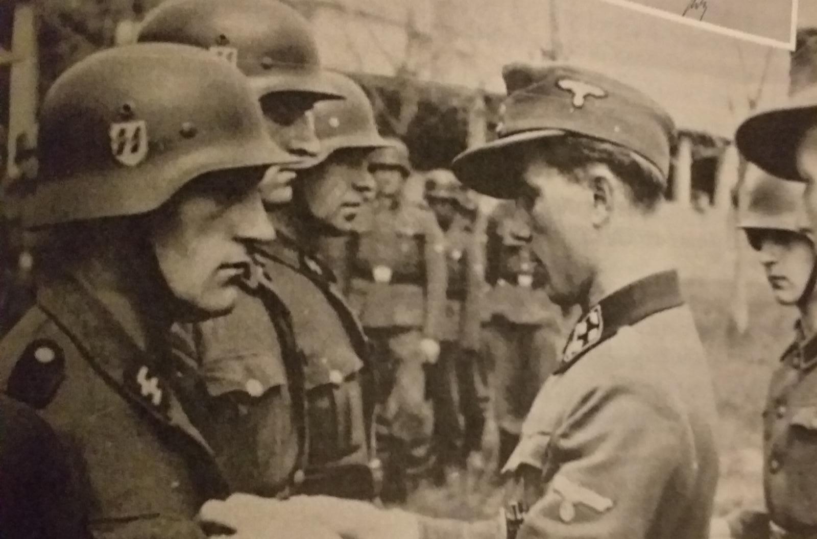 Ufficiale delle Waffen SS premia il presunto uccisore del «Lupo»