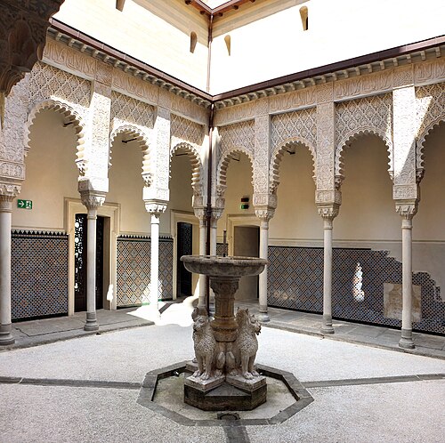 Cortile dei Leoni della Rocchetta Mattei, ispirato all'Alhambra