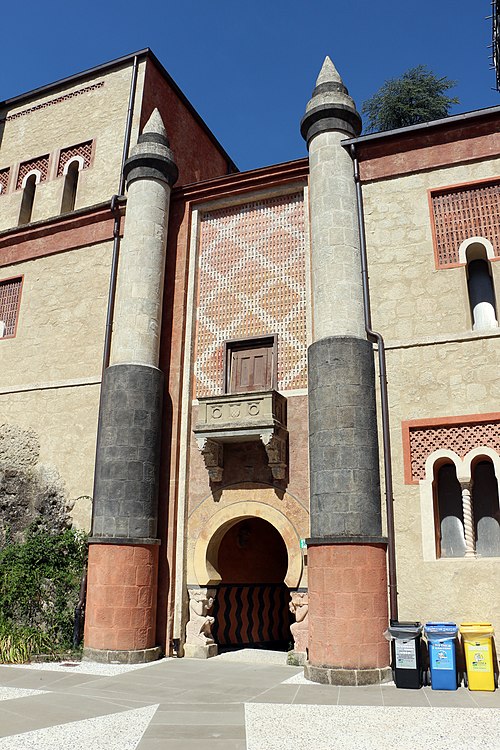 Cortile principale della Rocchetta Mattei
